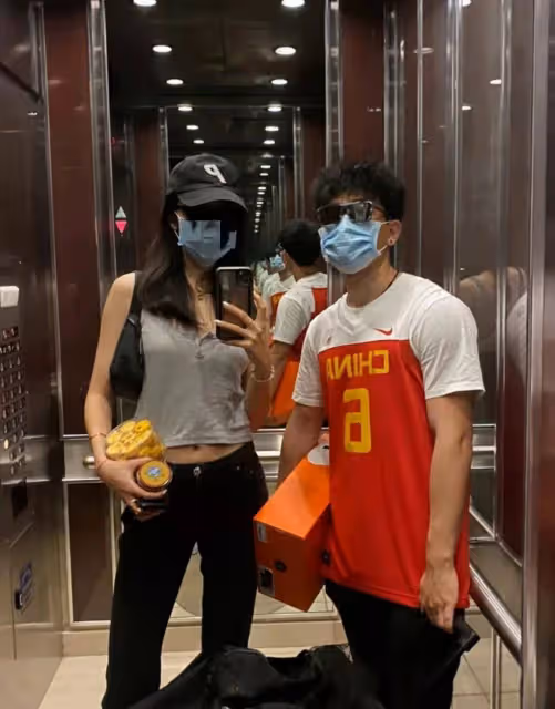 想抱孫了？47歲陳坤貼心幫好友帶娃，21歲兒子與亞裔女友感情成謎