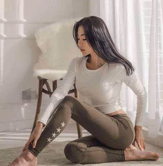 時尚穿搭：擁有小蠻腰的打底褲美女，散發出女神氣質！