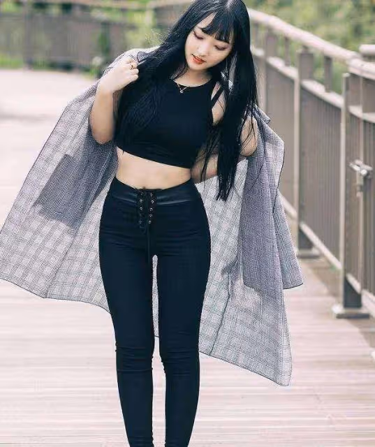 時尚穿搭：擁有小蠻腰的打底褲美女，散發出女神氣質！