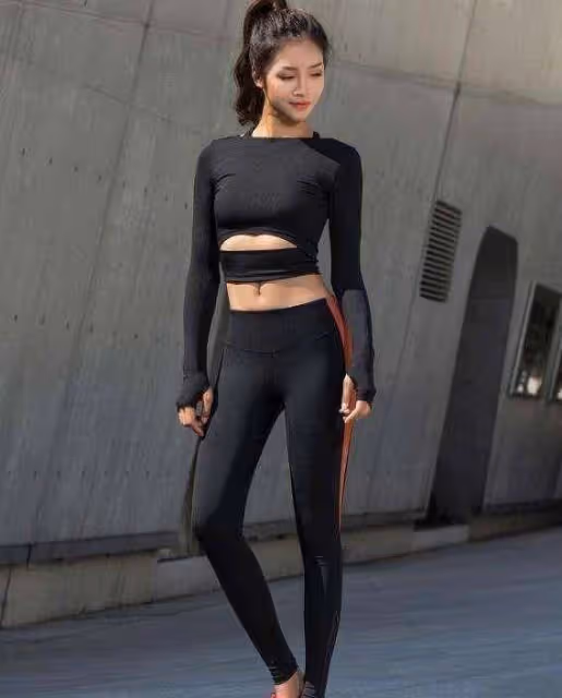 時尚穿搭：擁有小蠻腰的打底褲美女，散發出女神氣質！