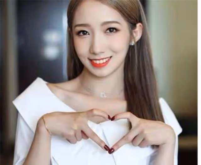 孟美岐也開始換風格？穿黑紗上衣走機場，秀出的小蠻腰好搶鏡！