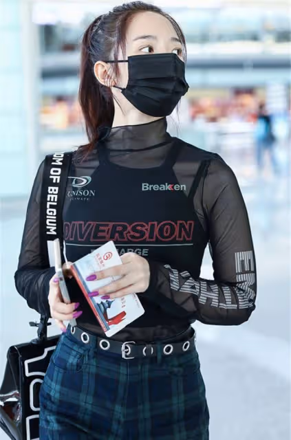孟美岐也開始換風格？穿黑紗上衣走機場，秀出的小蠻腰好搶鏡！