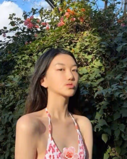 王菲女兒李嫣長大了，比基尼炫精緻小蠻腰，腰身的金鍊子過於惹眼