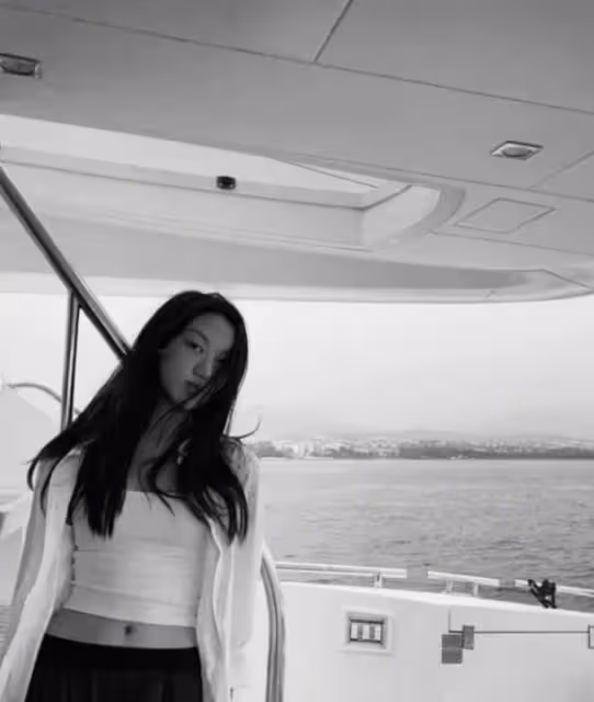 王菲女兒李嫣長大了，比基尼炫精緻小蠻腰，腰身的金鍊子過於惹眼