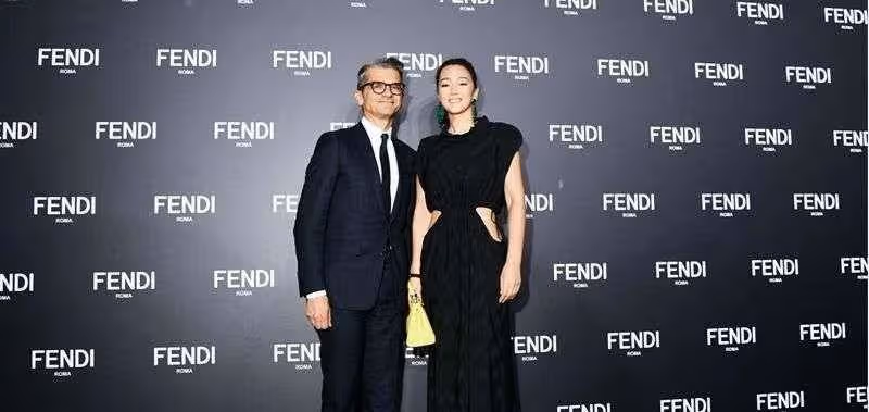 鞏俐真有「國際范」，穿黑色鏤空連衣裙秀小蠻腰，氣場強大又高級