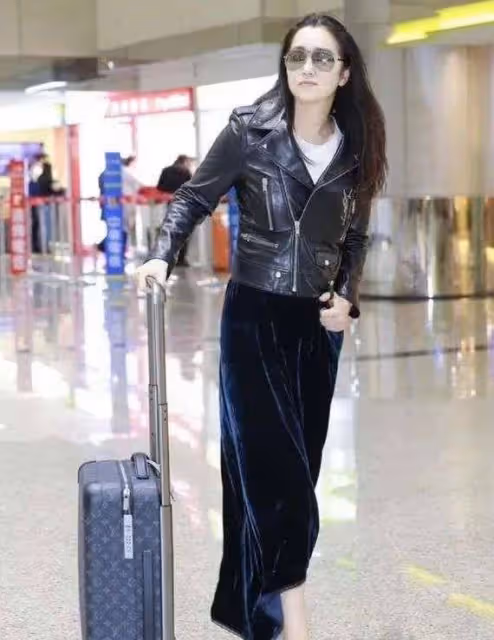 鞏俐真有「國際范」，穿黑色鏤空連衣裙秀小蠻腰，氣場強大又高級