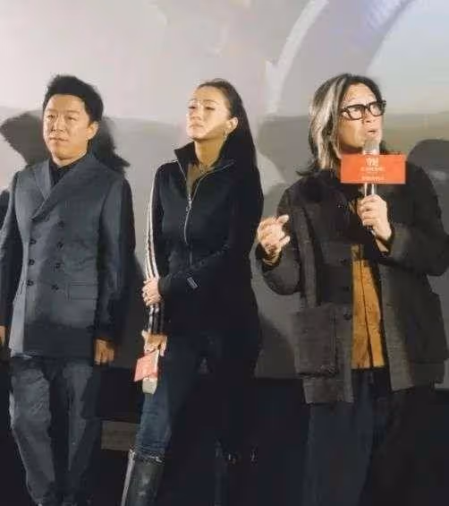 鞏俐真有「國際范」，穿黑色鏤空連衣裙秀小蠻腰，氣場強大又高級
