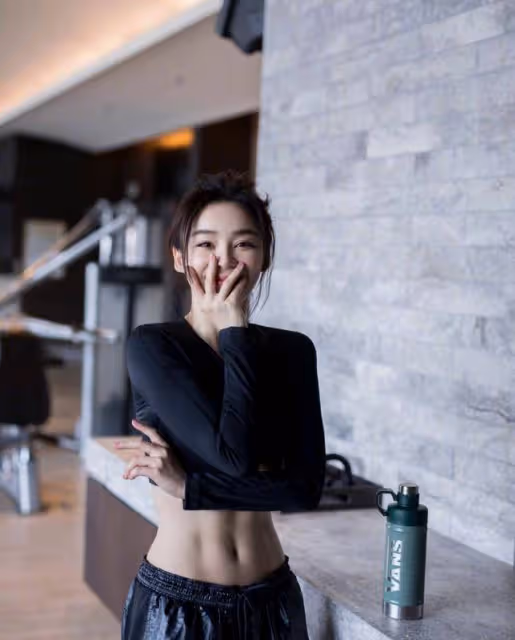 袁姍姍好酷，白色超短款T恤+白色直筒褲大秀小蠻腰，身材特別好