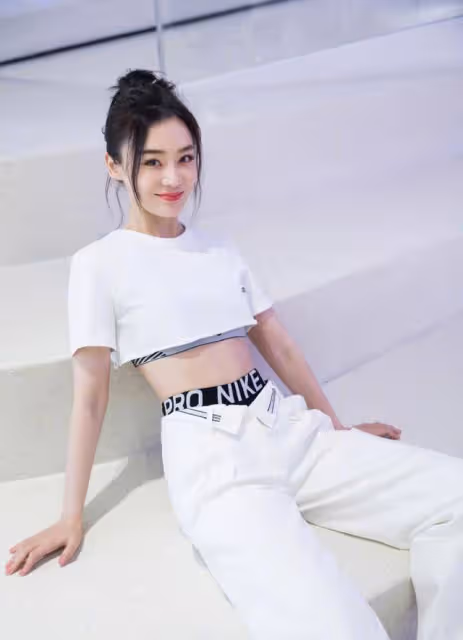袁姍姍好酷，白色超短款T恤+白色直筒褲大秀小蠻腰，身材特別好