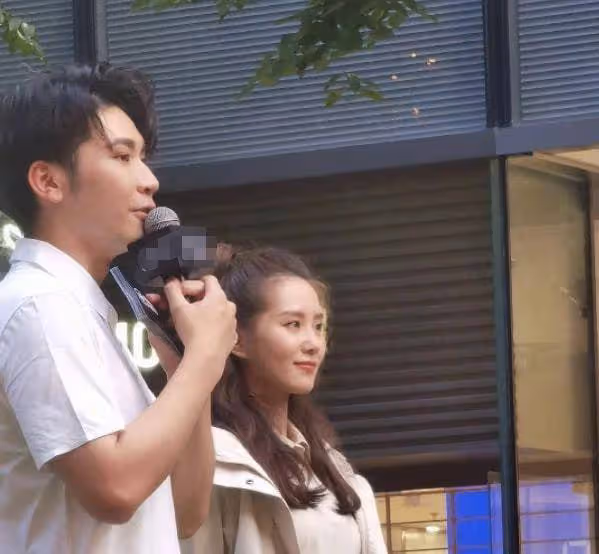 34歲劉詩詩近照太驚艷，皮膚粉美宛如18歲，現身商場獲粉絲圍觀