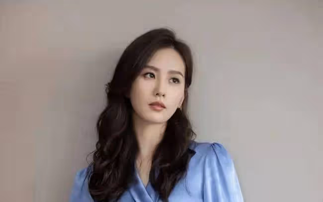 34歲劉詩詩近照太驚艷，皮膚粉美宛如18歲，現身商場獲粉絲圍觀