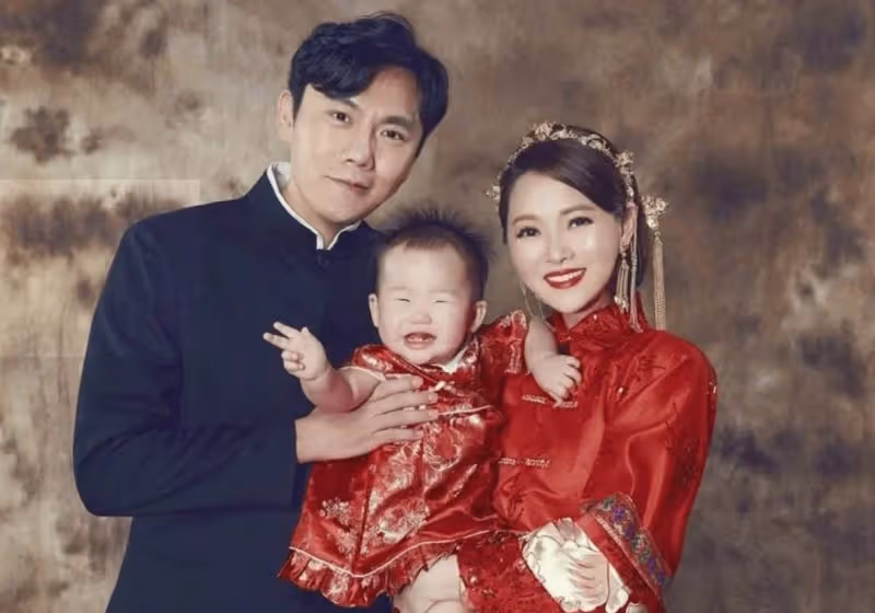 54歲伊能靜「素顏」游巴黎！穿著隨意與普通人無差別，網友：變化太大了。