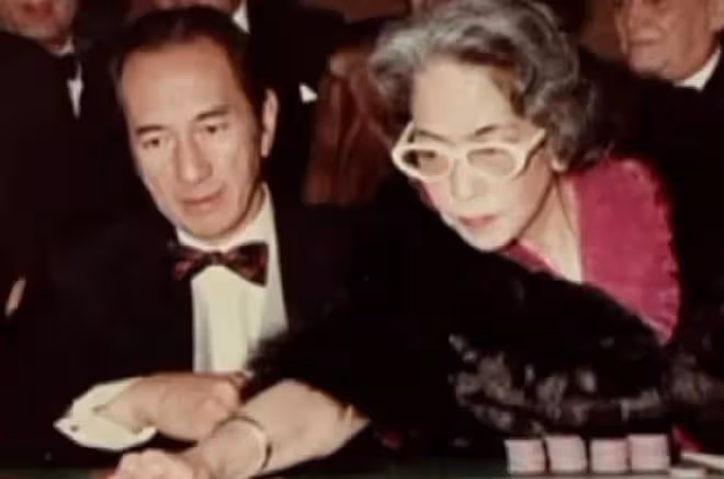 何鴻燊和黎婉華昔日舊照,當時的賭王更像是黎婉華的一個小跟班