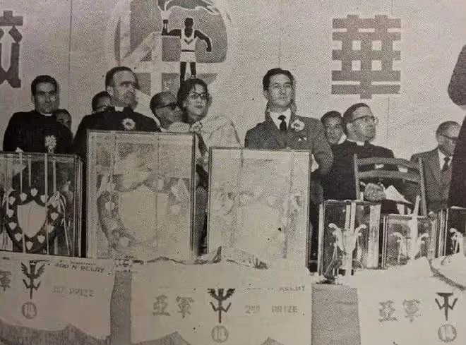 何鴻燊和黎婉華昔日舊照,當時的賭王更像是黎婉華的一個小跟班