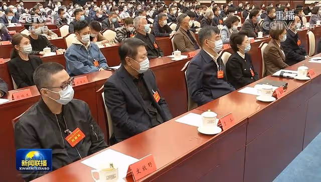 眾星參加重要會議登新聞聯播,吳京上台演講,於和偉著裝引爭議