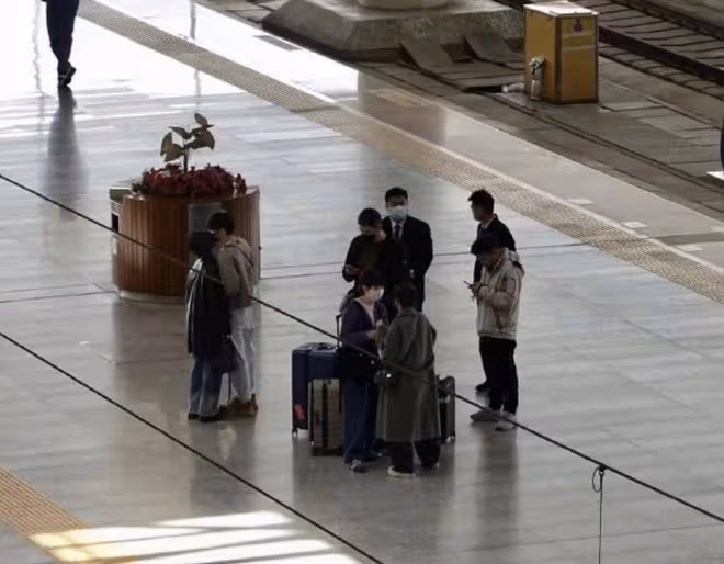 李榮浩夫婦被偶遇,楊丞琳在高鐵站台與老公吻別,甜蜜堪比偶像劇
