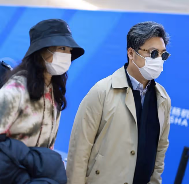王詩齡隨爸爸現身機場,穿萬元運動鞋很時尚,王岳倫鞋子卻不過千