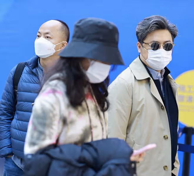 王詩齡隨爸爸現身機場,穿萬元運動鞋很時尚,王岳倫鞋子卻不過千