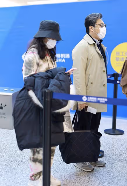 王詩齡隨爸爸現身機場,穿萬元運動鞋很時尚,王岳倫鞋子卻不過千