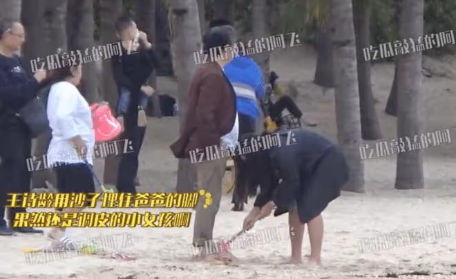 王詩齡隨爸爸現身機場,穿萬元運動鞋很時尚,王岳倫鞋子卻不過千