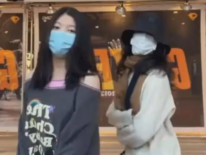 王詩齡休假11天返校,提3萬包包現身機場,王岳倫穿700元鞋子護送