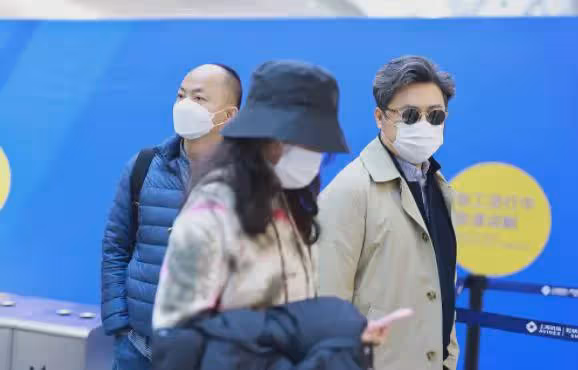 王詩齡休假11天返校,提3萬包包現身機場,王岳倫穿700元鞋子護送