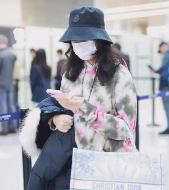 王詩齡休假11天返校,提3萬包包現身機場,王岳倫穿700元鞋子護送