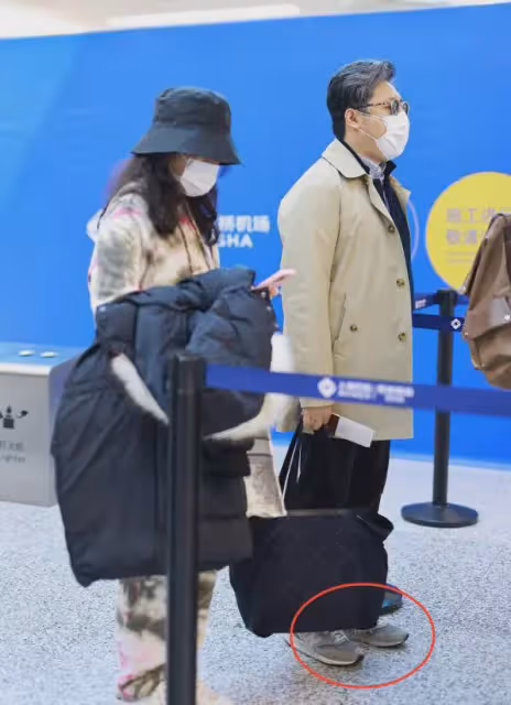 王詩齡休假11天返校,提3萬包包現身機場,王岳倫穿700元鞋子護送