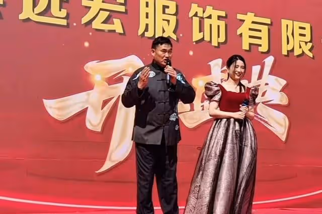 27日朱之文商演和女歌手合唱,結束後女歌手跟隨大衣哥回家做客