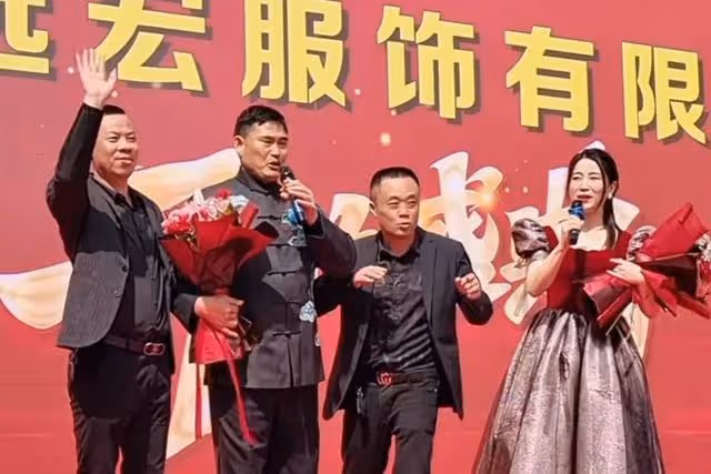 27日朱之文商演和女歌手合唱,結束後女歌手跟隨大衣哥回家做客