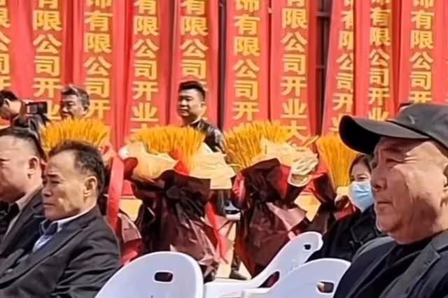 27日朱之文商演和女歌手合唱,結束後女歌手跟隨大衣哥回家做客