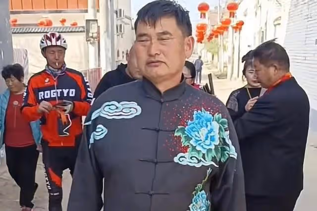 27日朱之文商演和女歌手合唱,結束後女歌手跟隨大衣哥回家做客