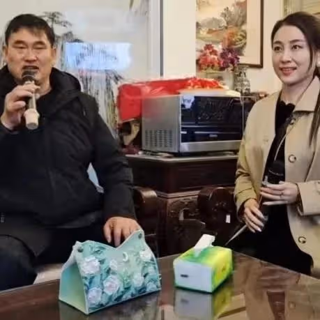 27日朱之文商演和女歌手合唱,結束後女歌手跟隨大衣哥回家做客