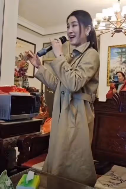 27日朱之文商演和女歌手合唱,結束後女歌手跟隨大衣哥回家做客