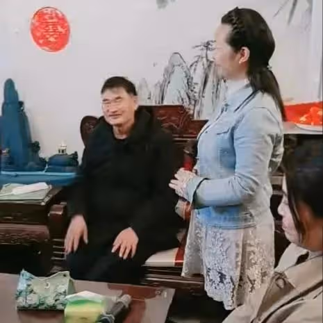 27日朱之文商演和女歌手合唱,結束後女歌手跟隨大衣哥回家做客