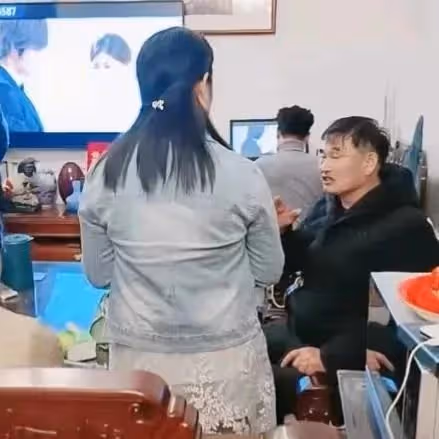 27日朱之文商演和女歌手合唱,結束後女歌手跟隨大衣哥回家做客