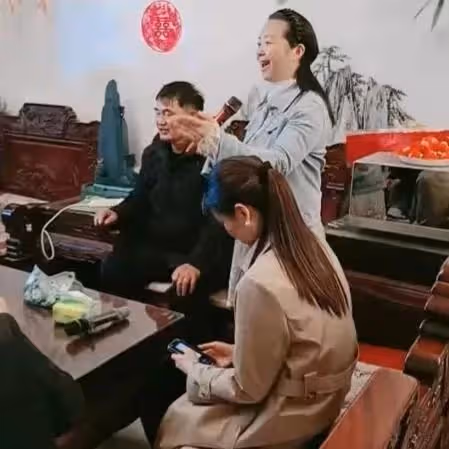 27日朱之文商演和女歌手合唱,結束後女歌手跟隨大衣哥回家做客