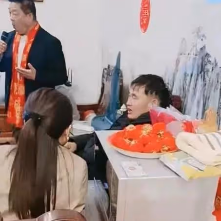 27日朱之文商演和女歌手合唱,結束後女歌手跟隨大衣哥回家做客