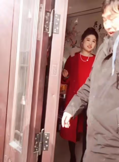 27日朱之文商演和女歌手合唱,結束後女歌手跟隨大衣哥回家做客