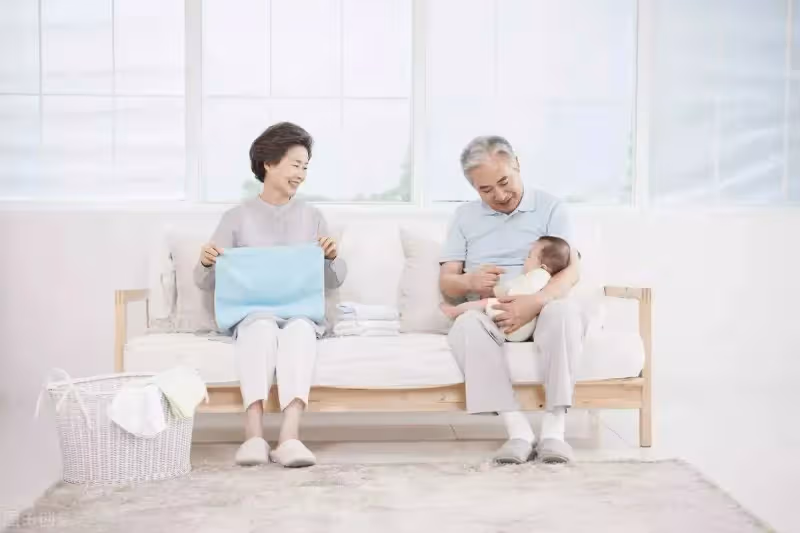 「我有360萬存款,不用你養老」!72歲阿嬤月領8700退休金,住養老院2年卻後悔了:很煎熬!