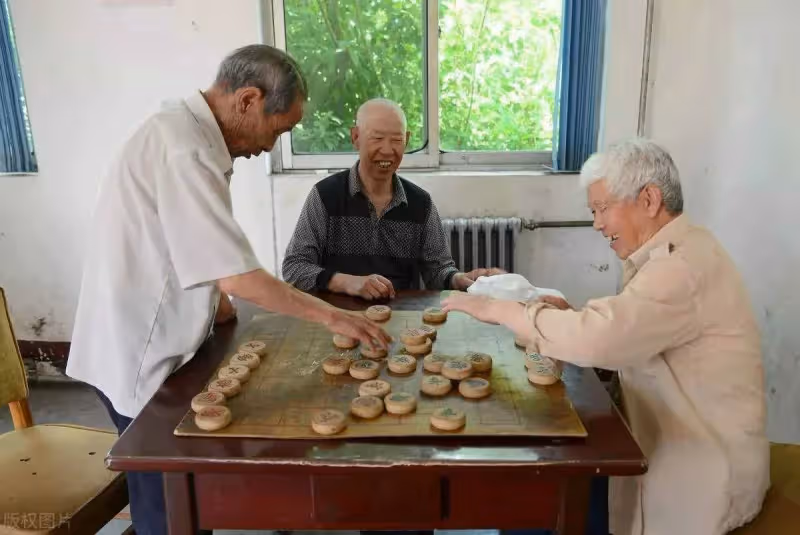 「我有360萬存款,不用你養老」!72歲阿嬤月領8700退休金,住養老院2年卻後悔了:很煎熬!
