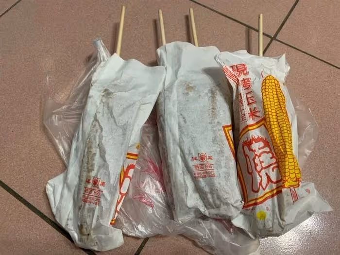 台灣人情味！孝子買烤玉米「跟媽各吃一半就好」回家後「打開紙袋」忍不住哭了：老闆謝謝你...