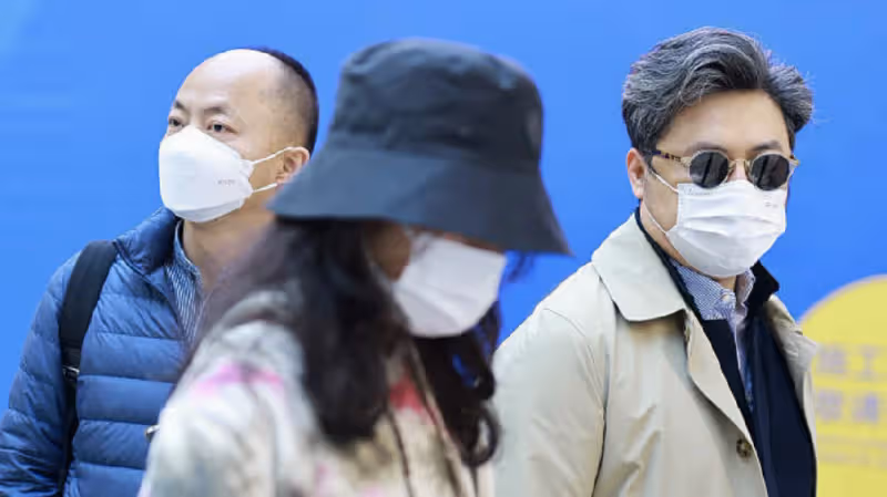 王詩齡隨爸爸現身機場，穿萬元運動鞋很時尚，王岳倫鞋子卻才700
