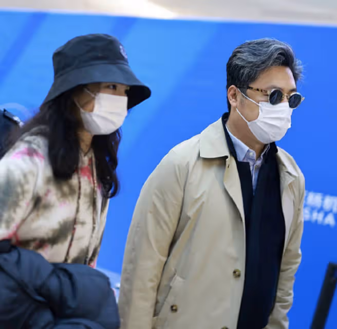 王詩齡隨爸爸現身機場,穿萬元運動鞋很時尚,王岳倫鞋子卻才700