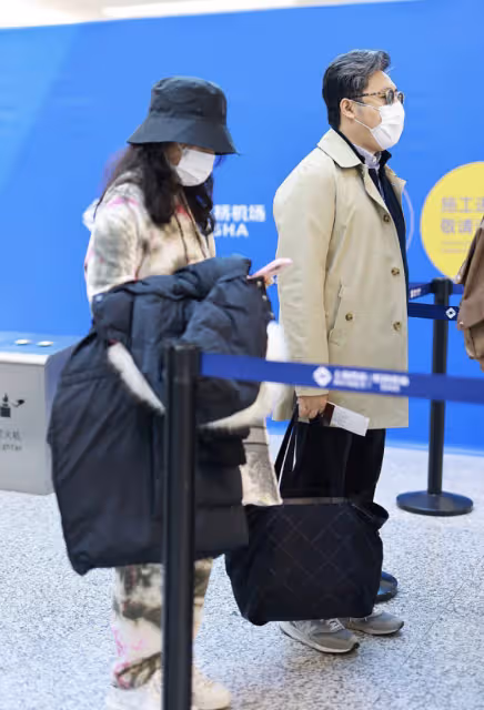 王詩齡隨爸爸現身機場,穿萬元運動鞋很時尚,王岳倫鞋子卻才700