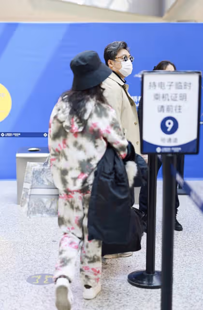 王詩齡隨爸爸現身機場,穿萬元運動鞋很時尚,王岳倫鞋子卻才700