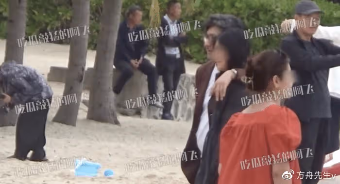 王詩齡隨爸爸現身機場,穿萬元運動鞋很時尚,王岳倫鞋子卻才700