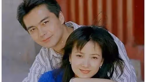 她不顧一切嫁給3婚的許亞軍，兒子2歲時又離婚，如今過得怎樣了？