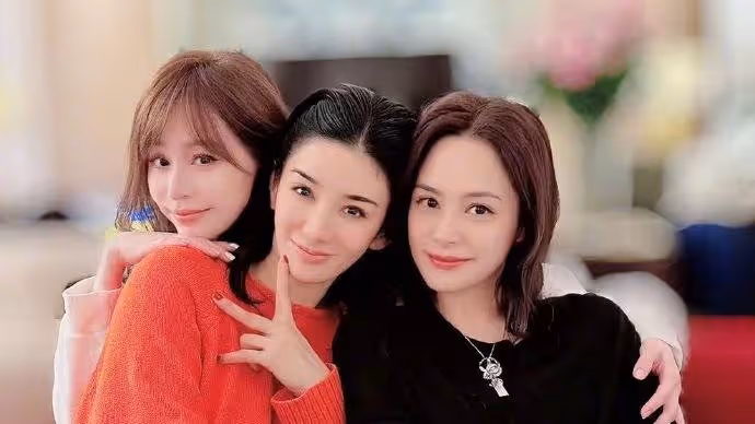 黃奕曬浪姐3聚會照，與阿嬌王心凌同框比美，40+姐姐一個賽一個美