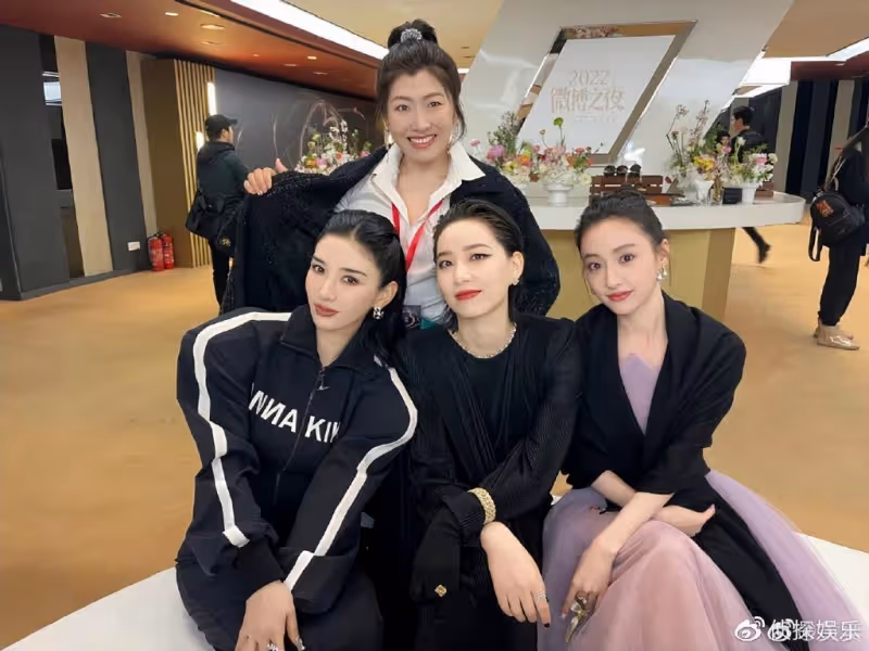 黃奕曬浪姐3聚會照，與阿嬌王心凌同框比美，40+姐姐一個賽一個美